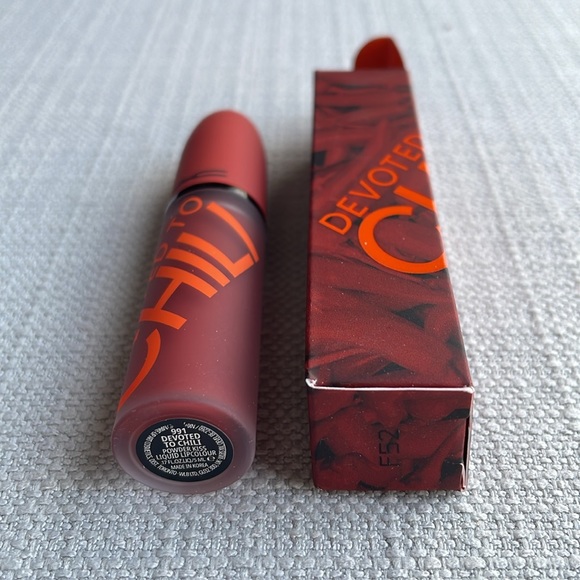 MAC Powder Kiss Liquid Lipcolour - devoted to chili - Picture 7 of 9